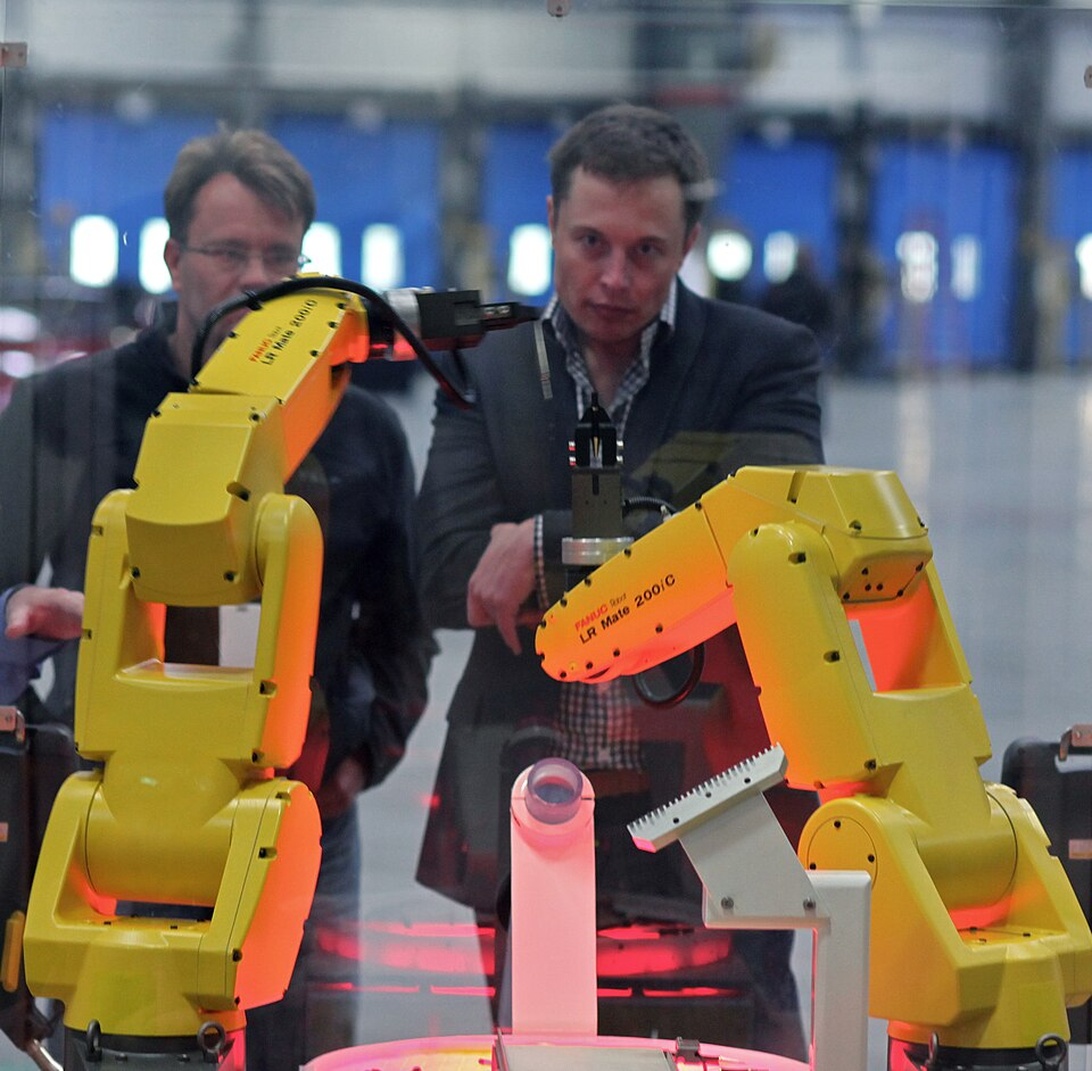 En entreprenör som fjärrstyr en rivningsrobot med en joystick.